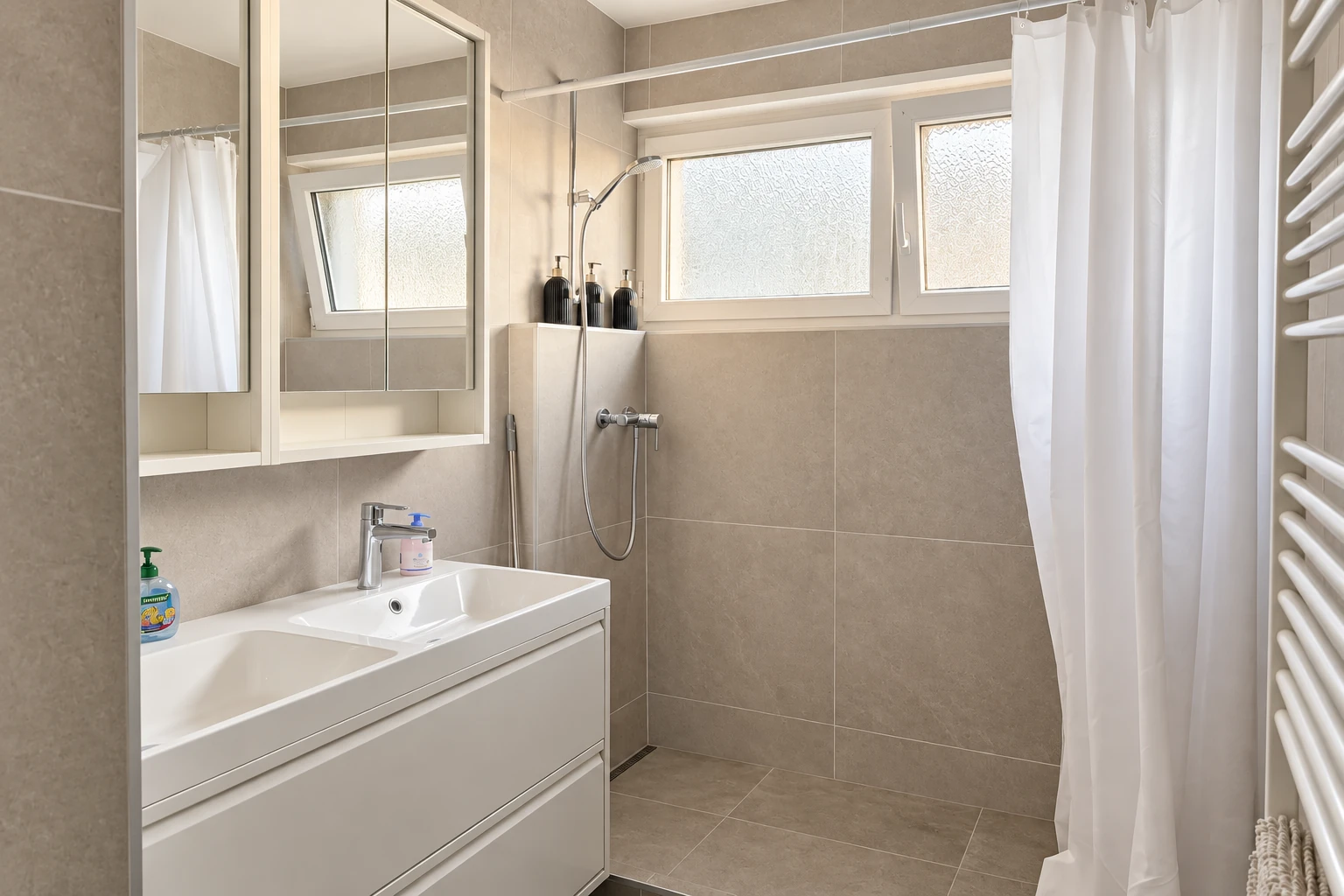 Salle de bain avec douche et lavabo