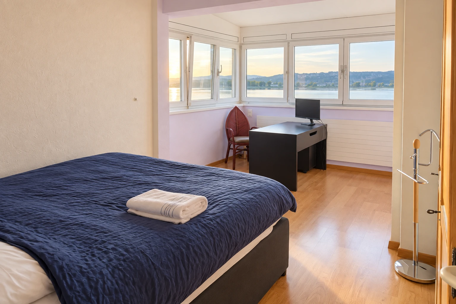 Chambre avec bureau et vue sur le lac