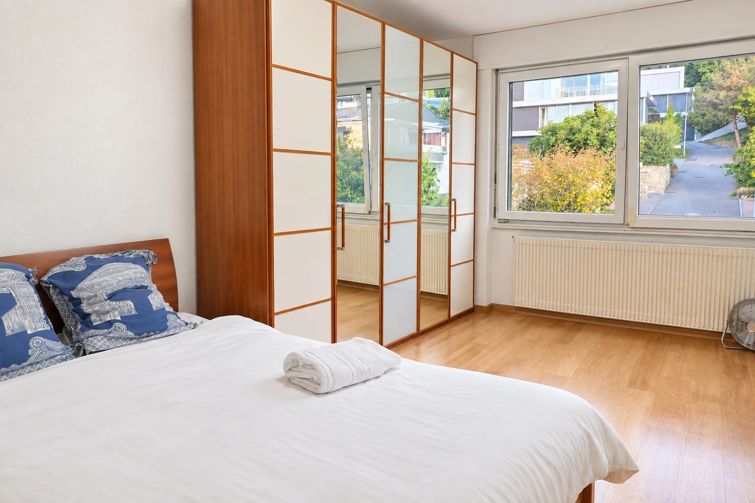 Chambre avec lit double et armoire
