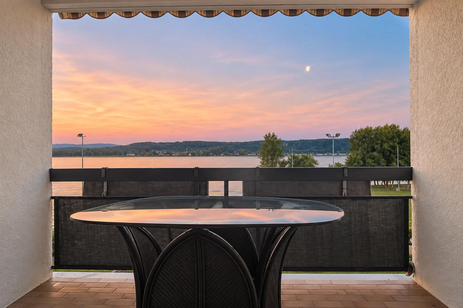 Balcon de l’appartement sous un ciel rosé, face au lac de Bienne